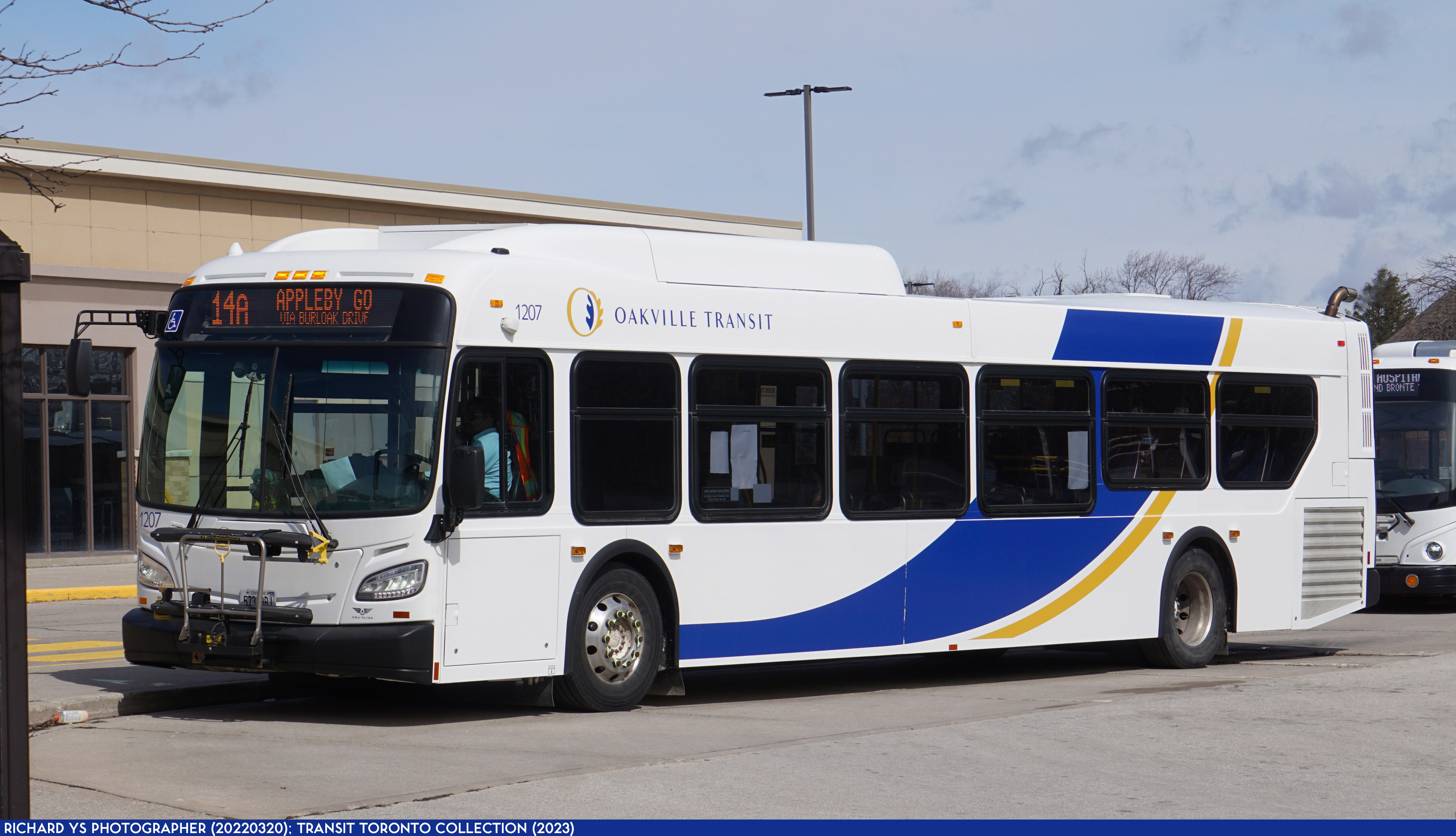 Oakville Transit 1207 - South Oakville Centre 20220320